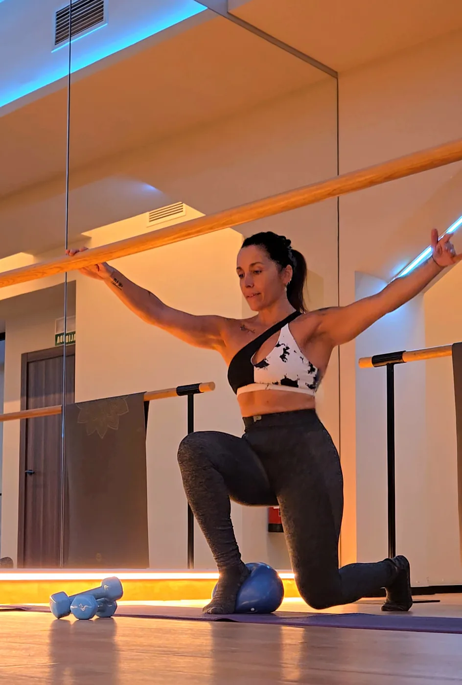 Aída entrenando junto a la barra de ballet