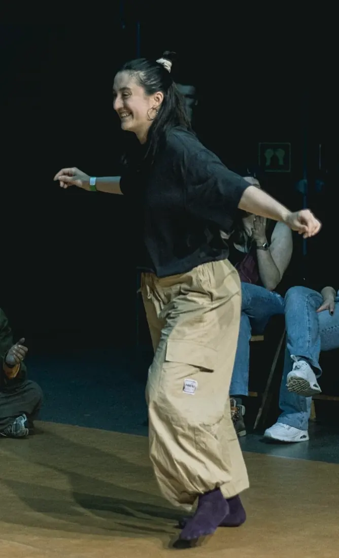 Iris bailando en una pista rodeada de otras personas