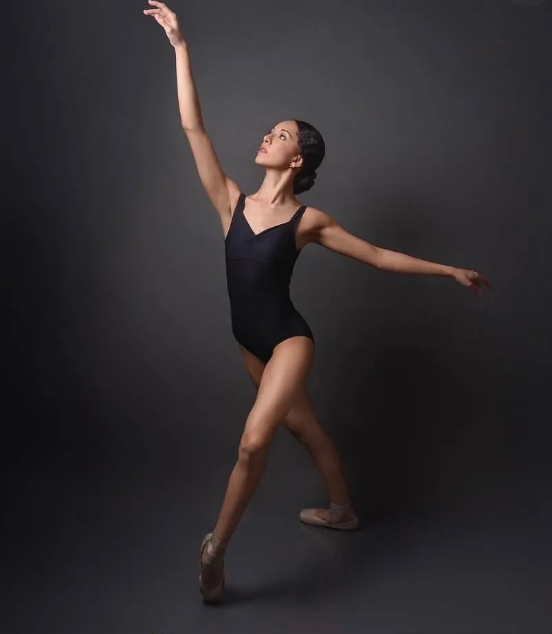 Majo en una posición de ballet con los brazos extendidos