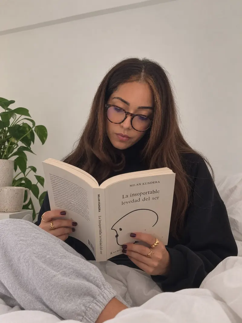 Majo leyendo un libro en un sofá