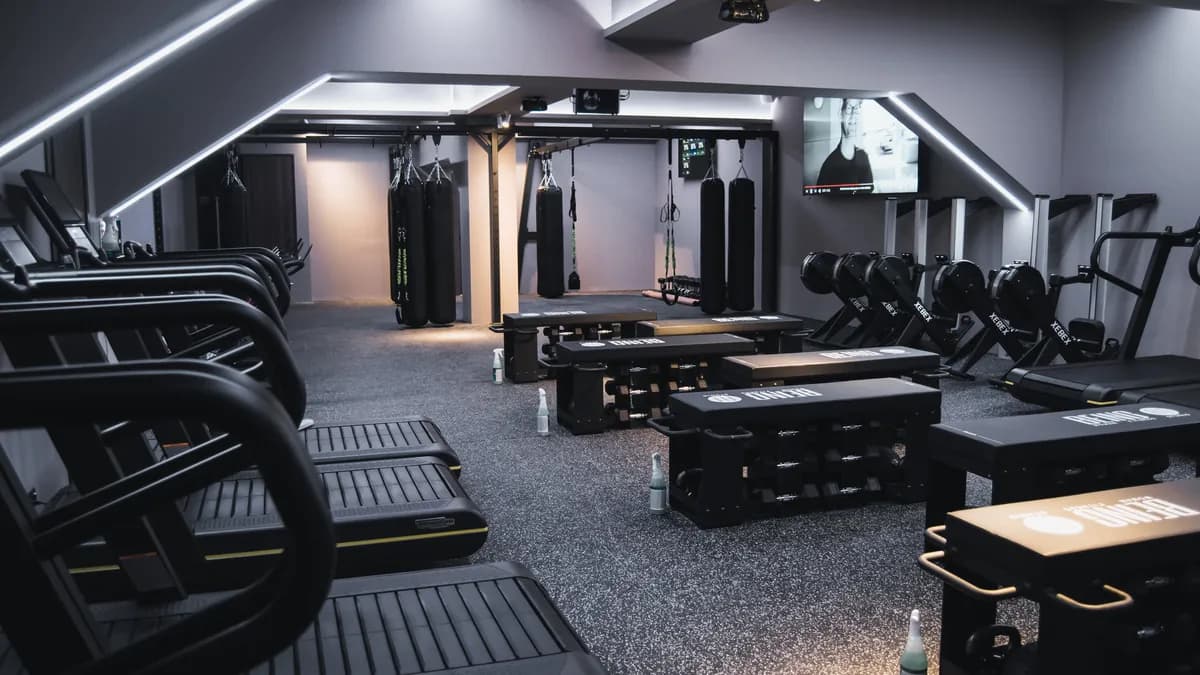 Sala de Being Fit con equipamiento de fuerza y cardio