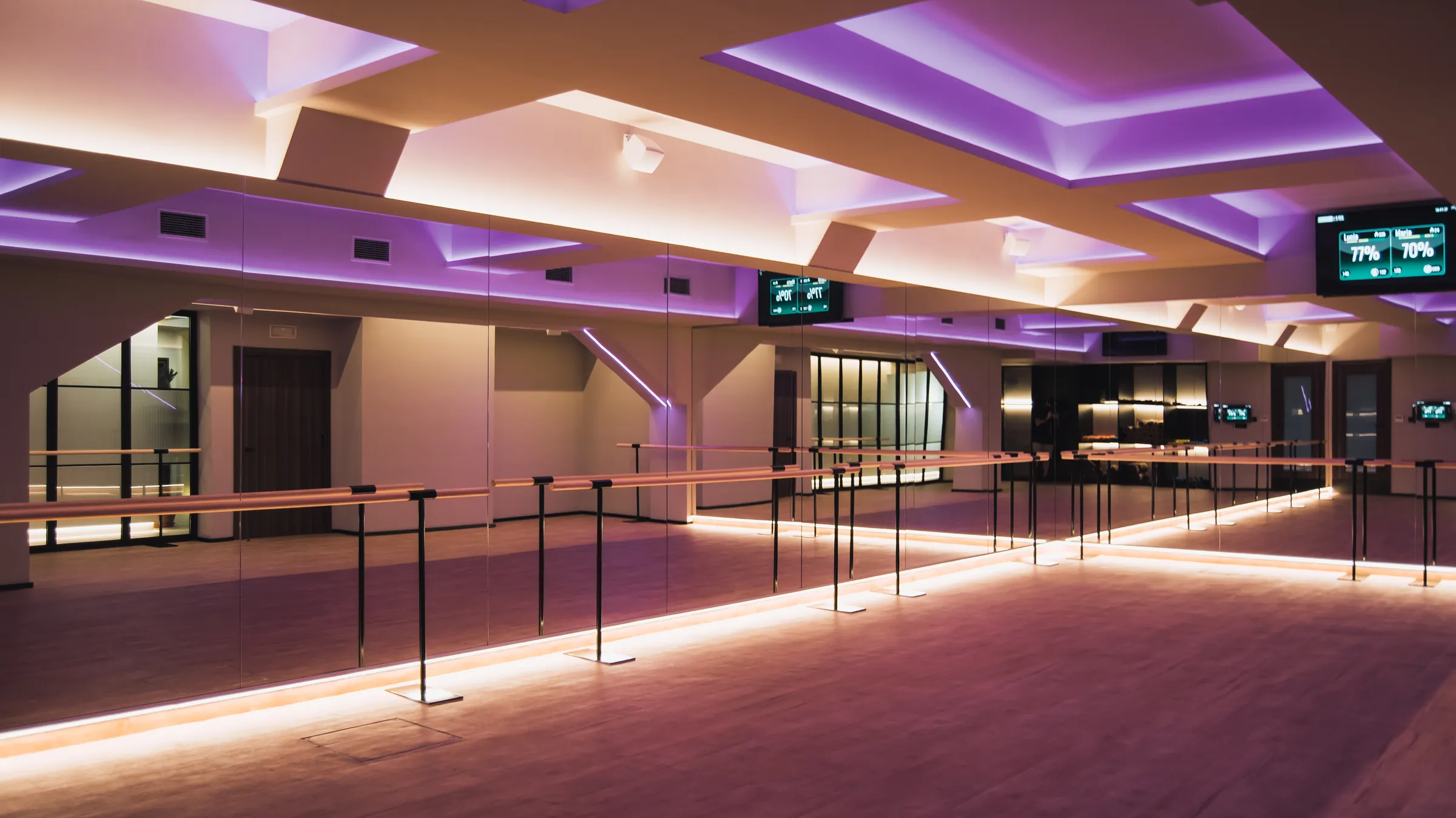 La sala de Being Fit: barras de ballet, espejos y la luz violeta del estudio